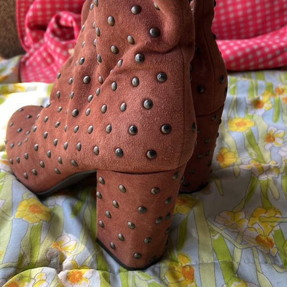 Lucky 🍀 Brand rust colored studded faux suede high heel boots Size 7.5 - Picture 3 of 12